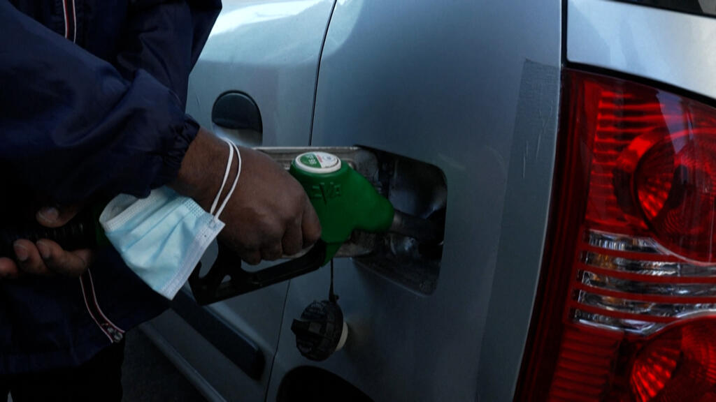 France to offer fuel rebate to help motorists